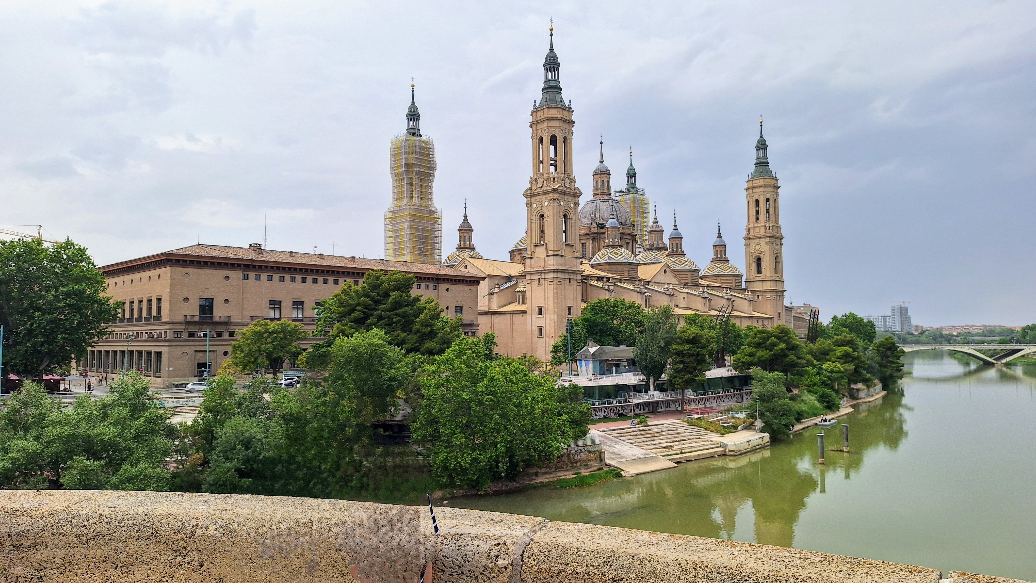 Widok na katedrę w Saragossie