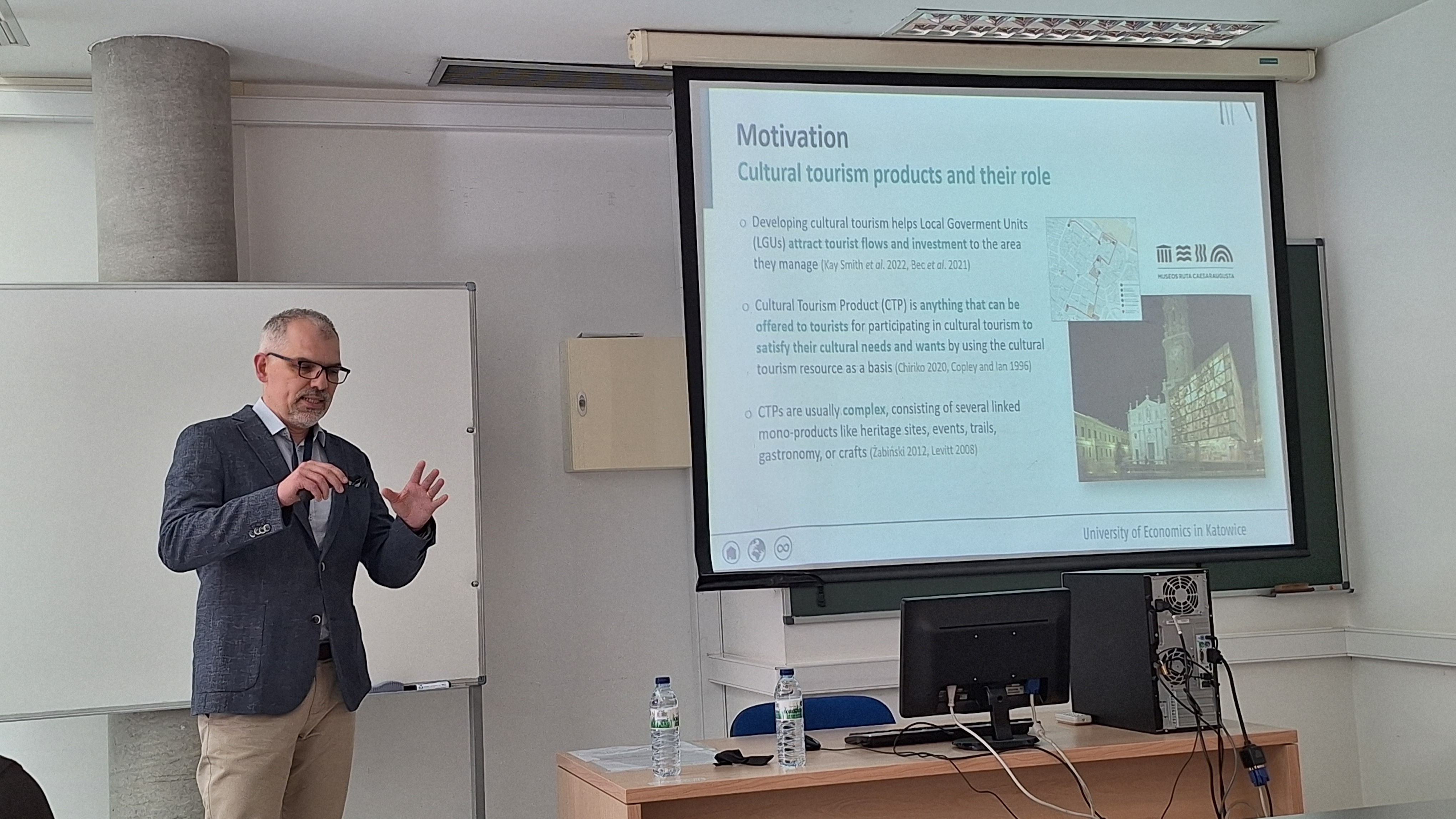 Tomasz Wachowicz prezentujący pracę podczas konferencji GDN 2025