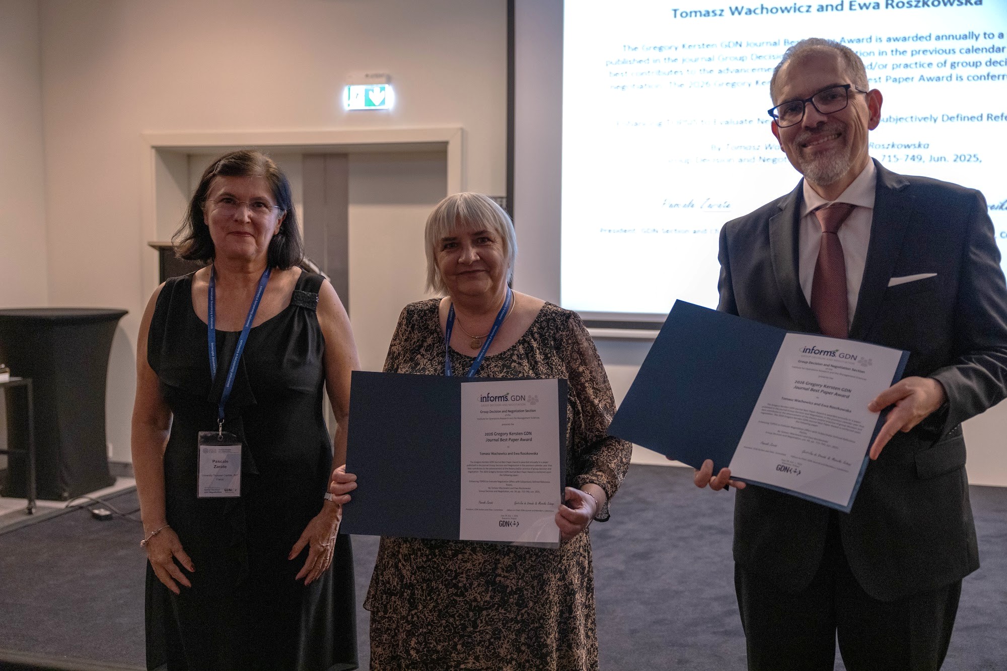Prof. Wachowicz i Prof. Roszkowska odbieraący nagrodę the Gregory Kersten GDN Journal Best Paper Award